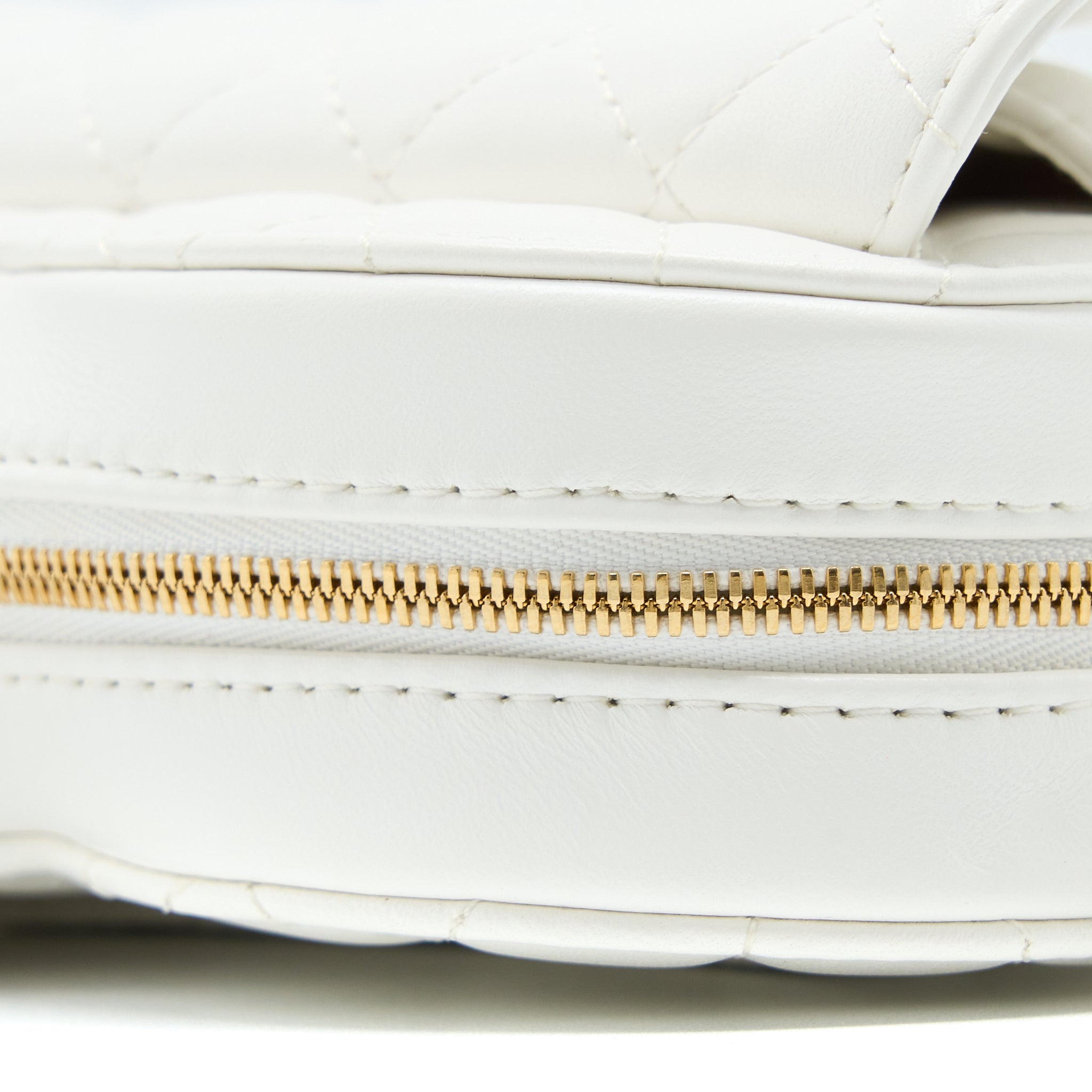 Chanel 22s Heart Bag Lambskin White L (Microchip)