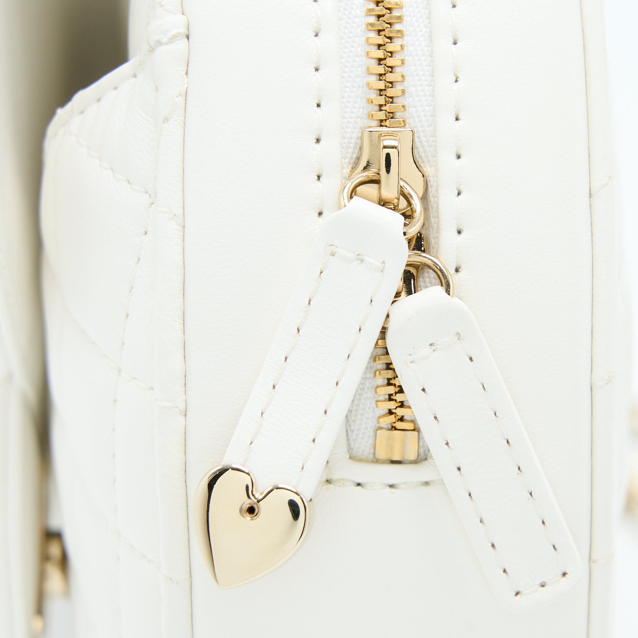 Chanel 22s Heart Bag Lambskin White L (Microchip)