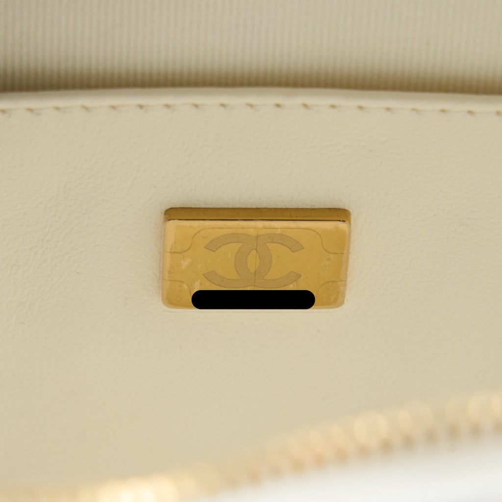 Chanel 22s Heart Bag Lambskin White L (Microchip)