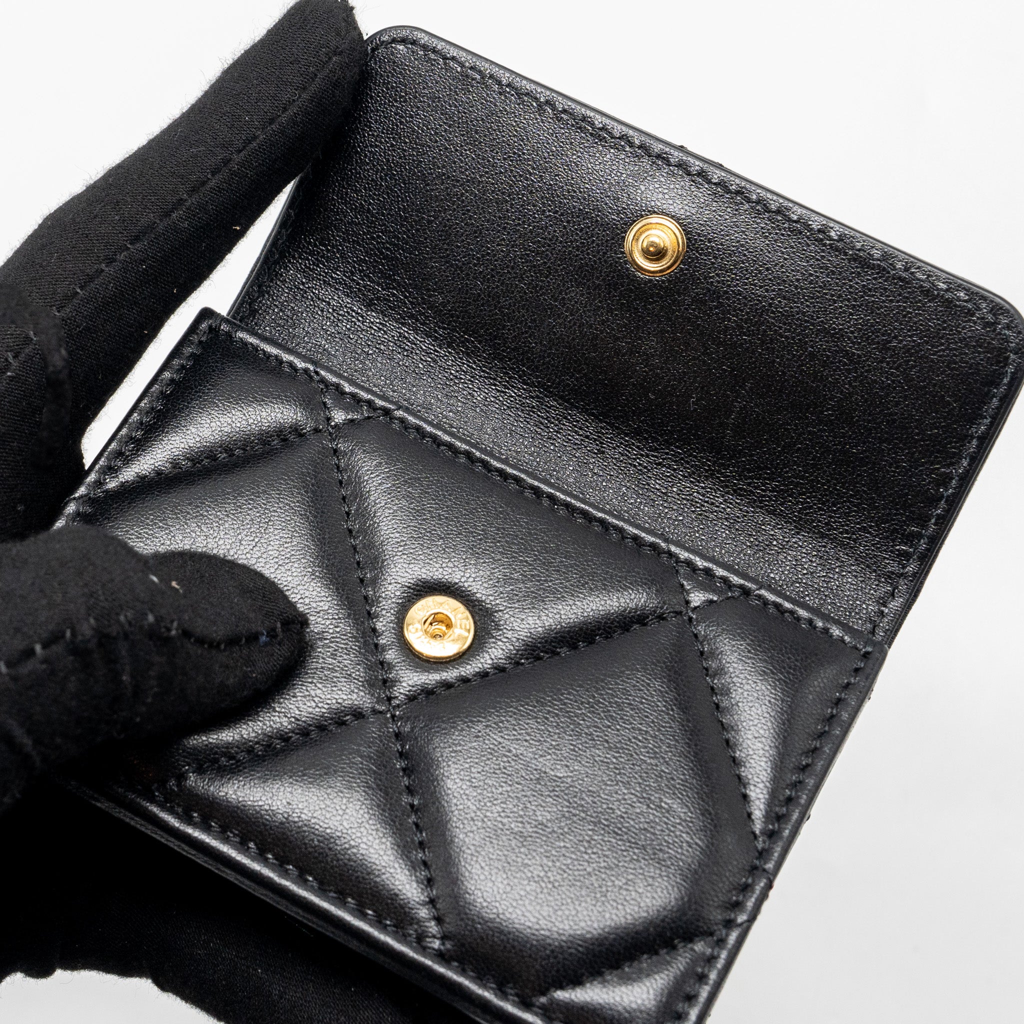 Chanel 19 compact wallet lambskin black  (microchip)