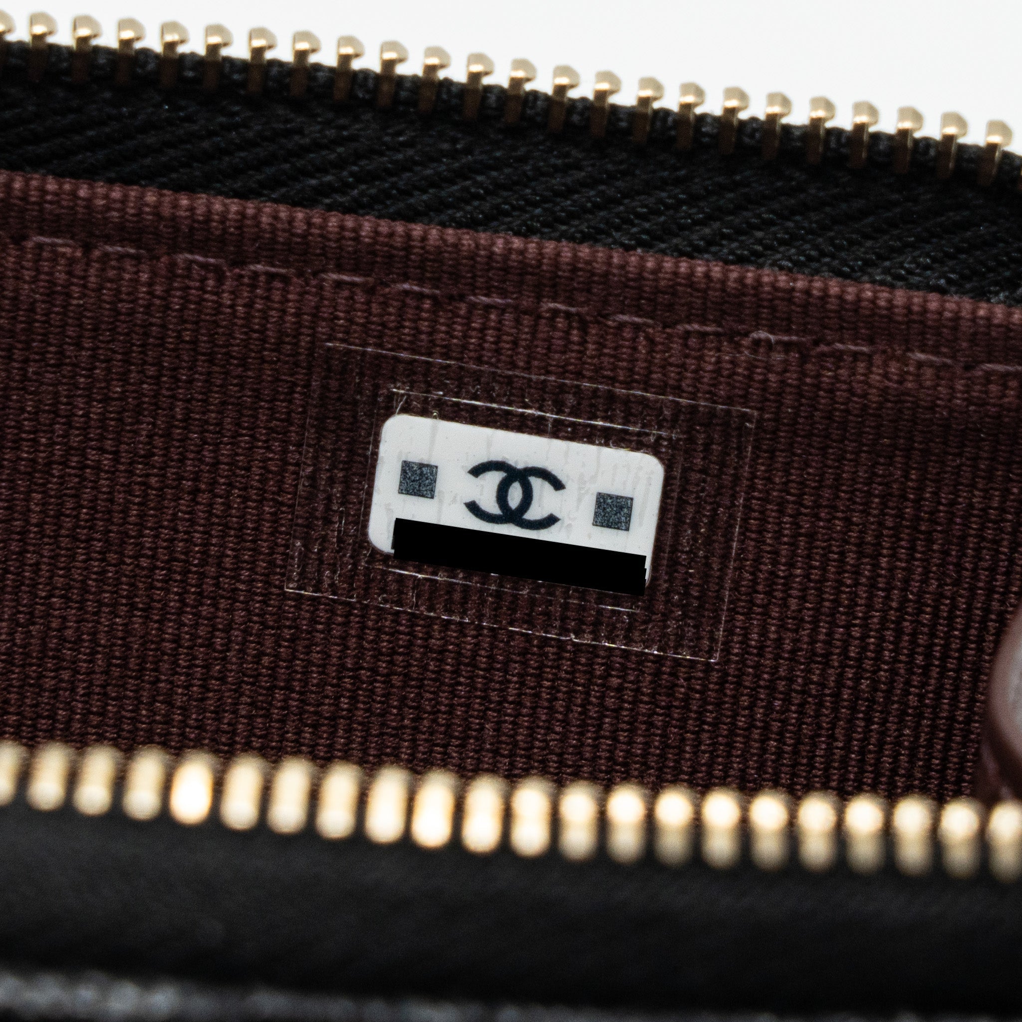 Chanel L zipper card holder caviar black  (microchip )