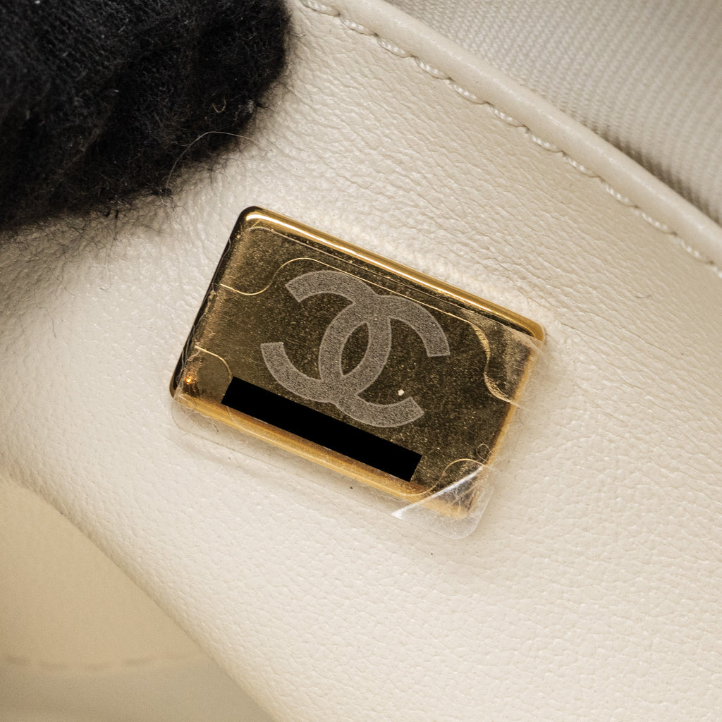 Chanel 22S heart bag lambskin white L (microchip)