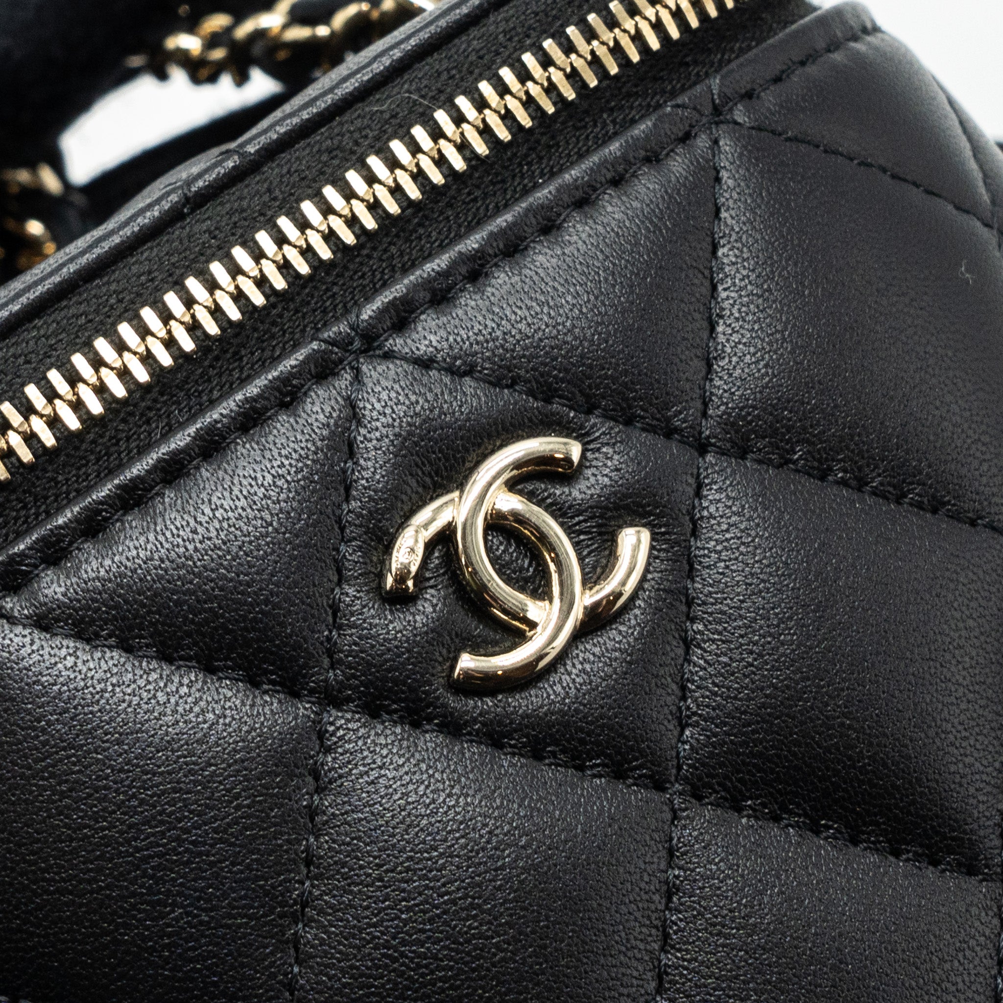 Chanel Pearl Crush Mini Vanity Case Lambskin Black L(microchip)