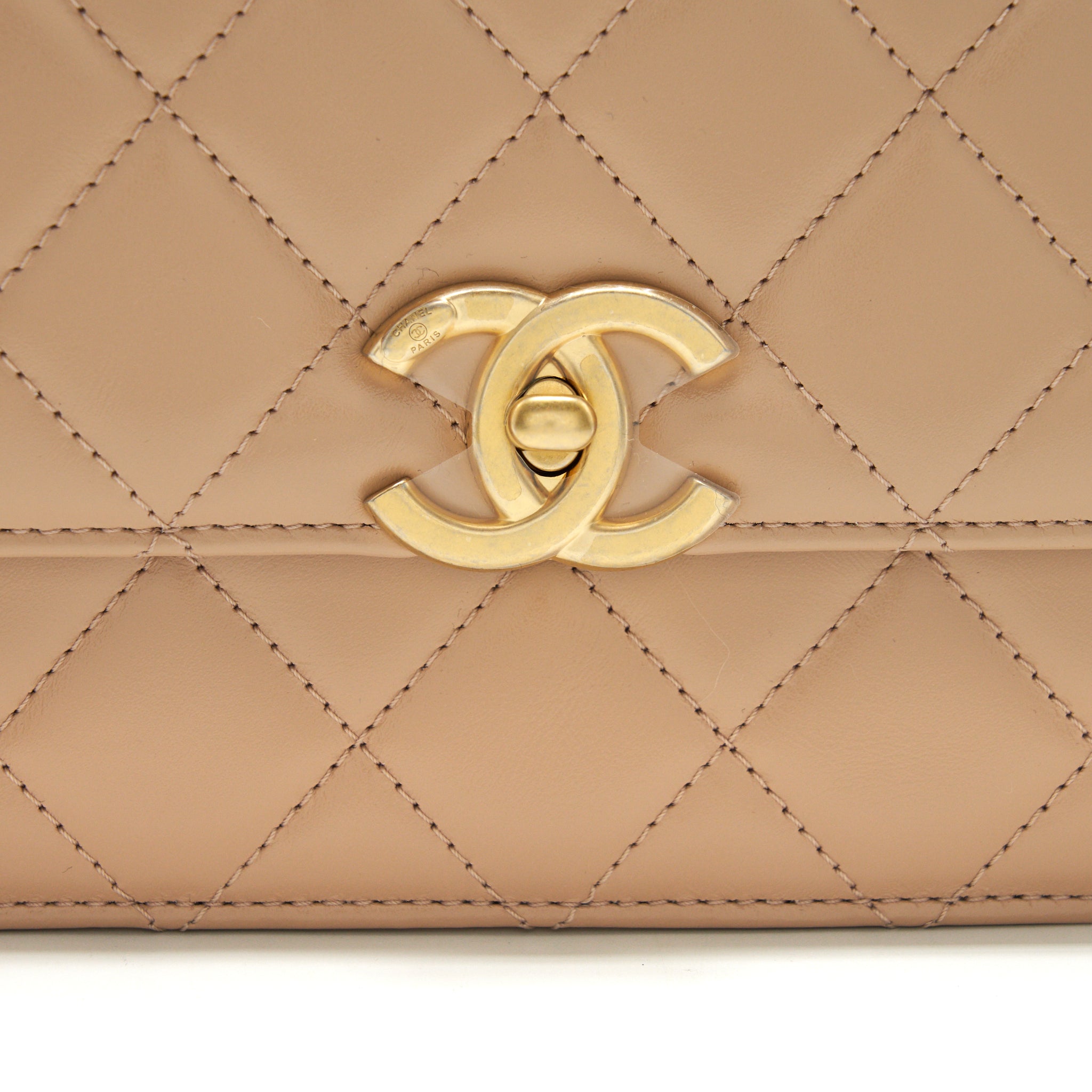 Chanel 21A Gold Crush Flap Bag Calfskin beige