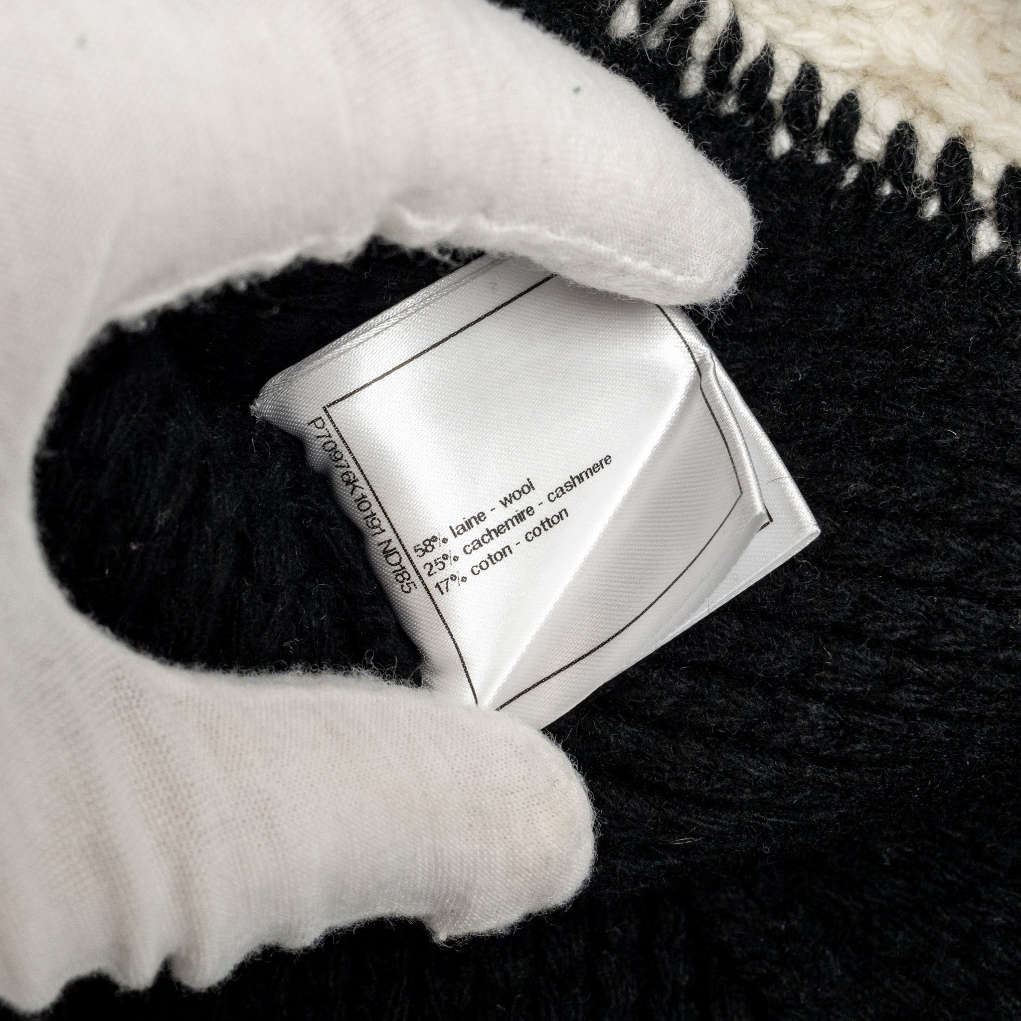 Chanel Size 38 CC Logo Sweater Wool/Cashmere/Cotton White/Black