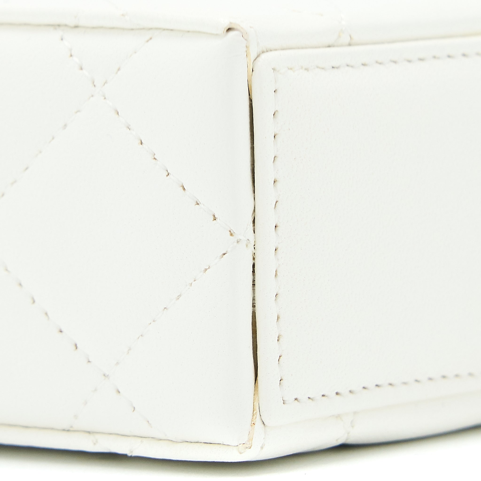 Chanel 22P Quilted Mini Box Vanity With Chain Lambskin White L