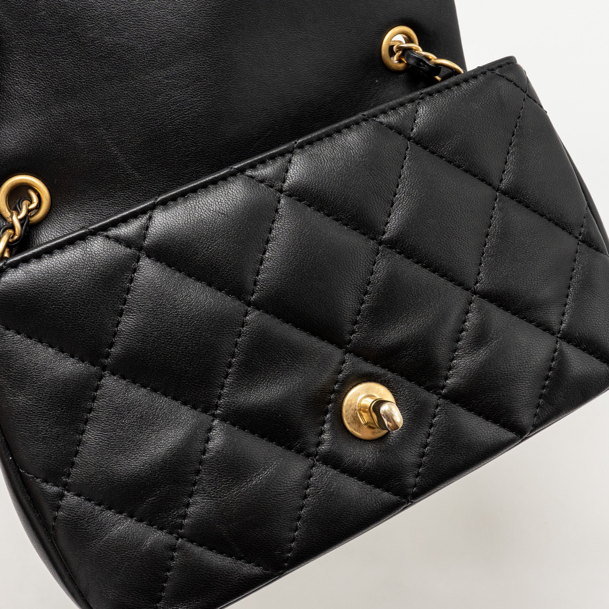 Chanel 22b Heart Chain Flap Bag Lambskin Black (microchip)