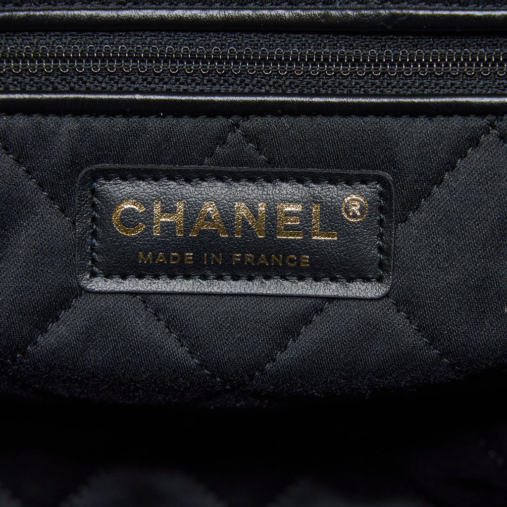 Chanel Medium 22 Bag Shiny Calfskin Black  (Microchip)