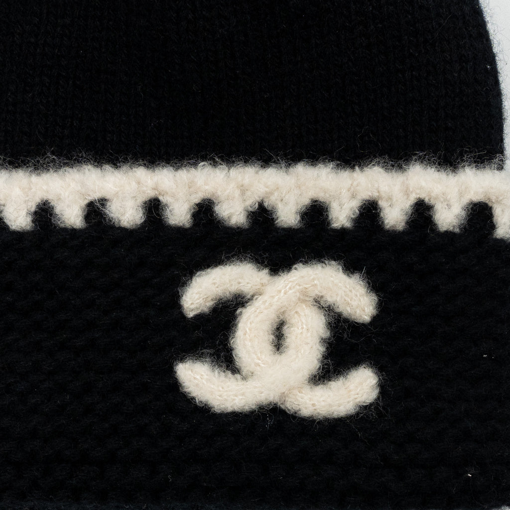 Chanel 23A cashmere beanie / hat black / white