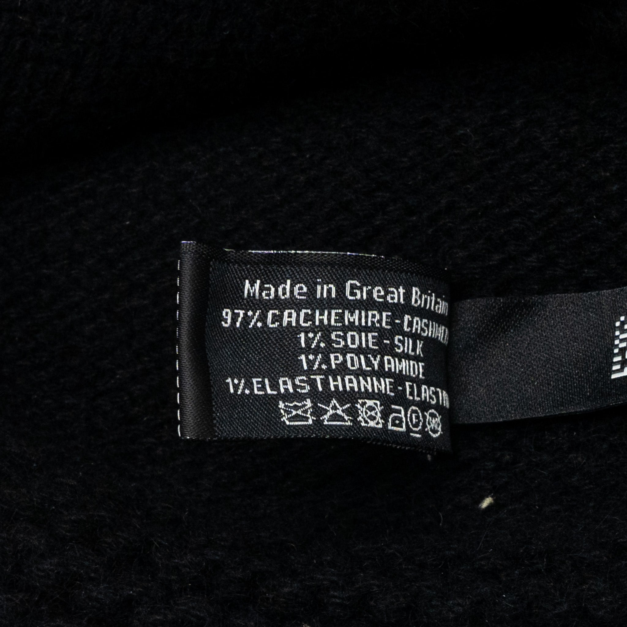 Chanel 23A cashmere beanie / hat black / white