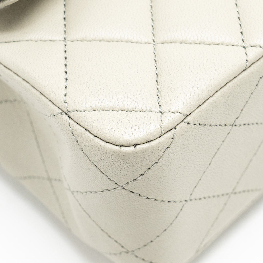 Chanel Medium Classic double flap bag lambskin light grey L (Microchip)
