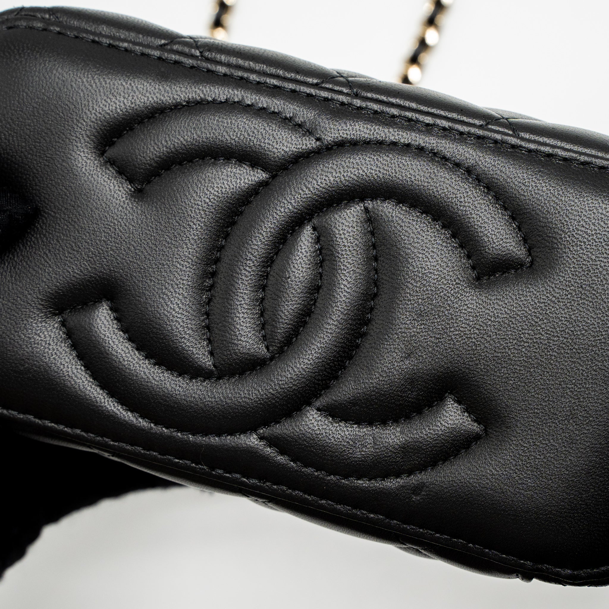 Chanel 23C Pearl Crush Long Vanity with Chain Lambskin Black L (Microchip)