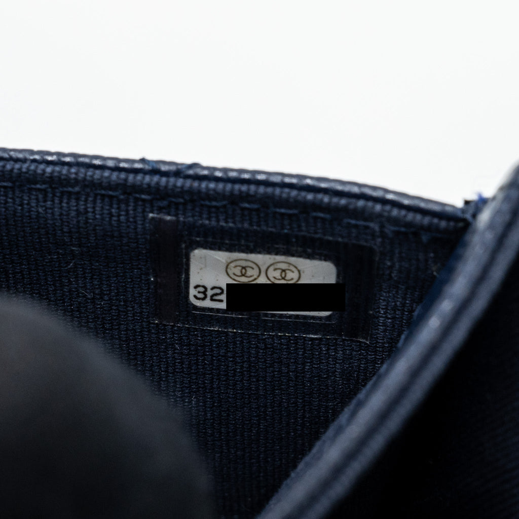 Chanel detailed giant logo Card holder caviar dark blue L
