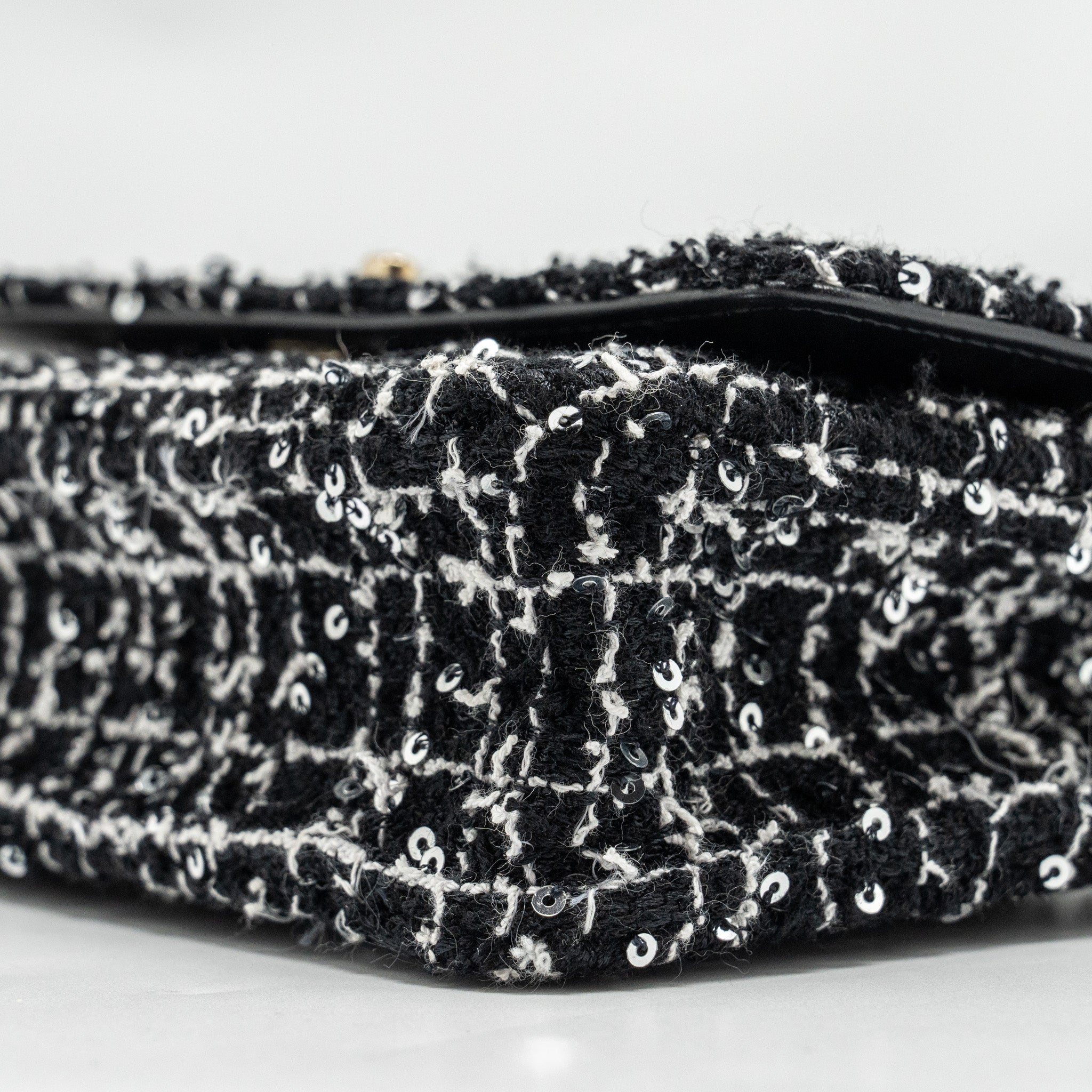 Chanel 24p Detail Chains Wallet On Chain Tweed/Sequins Black/White L (Microchip)
