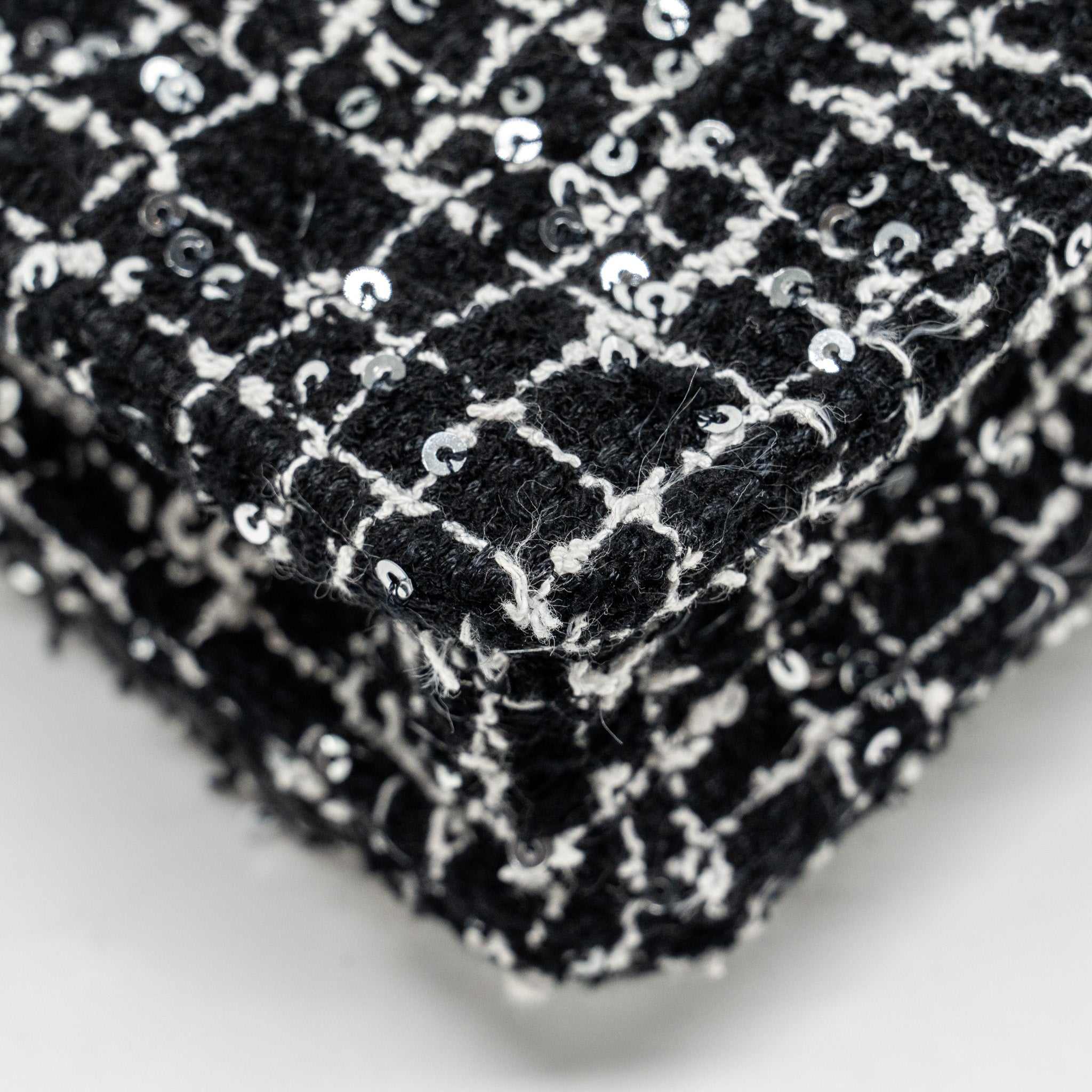 Chanel 24p Detail Chains Wallet On Chain Tweed/Sequins Black/White L (Microchip)
