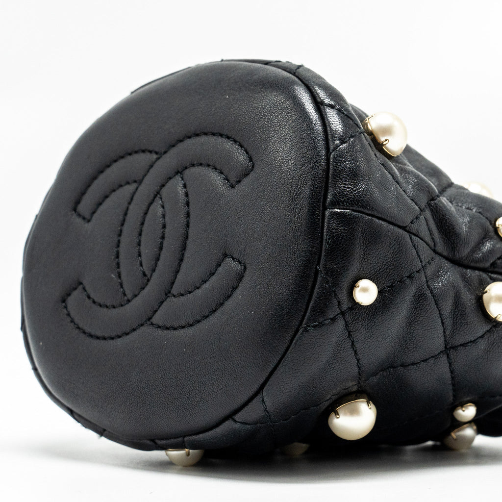 CHANEL 21S Quilted Mini About Pearls Bucket Bag Lambskin Black L