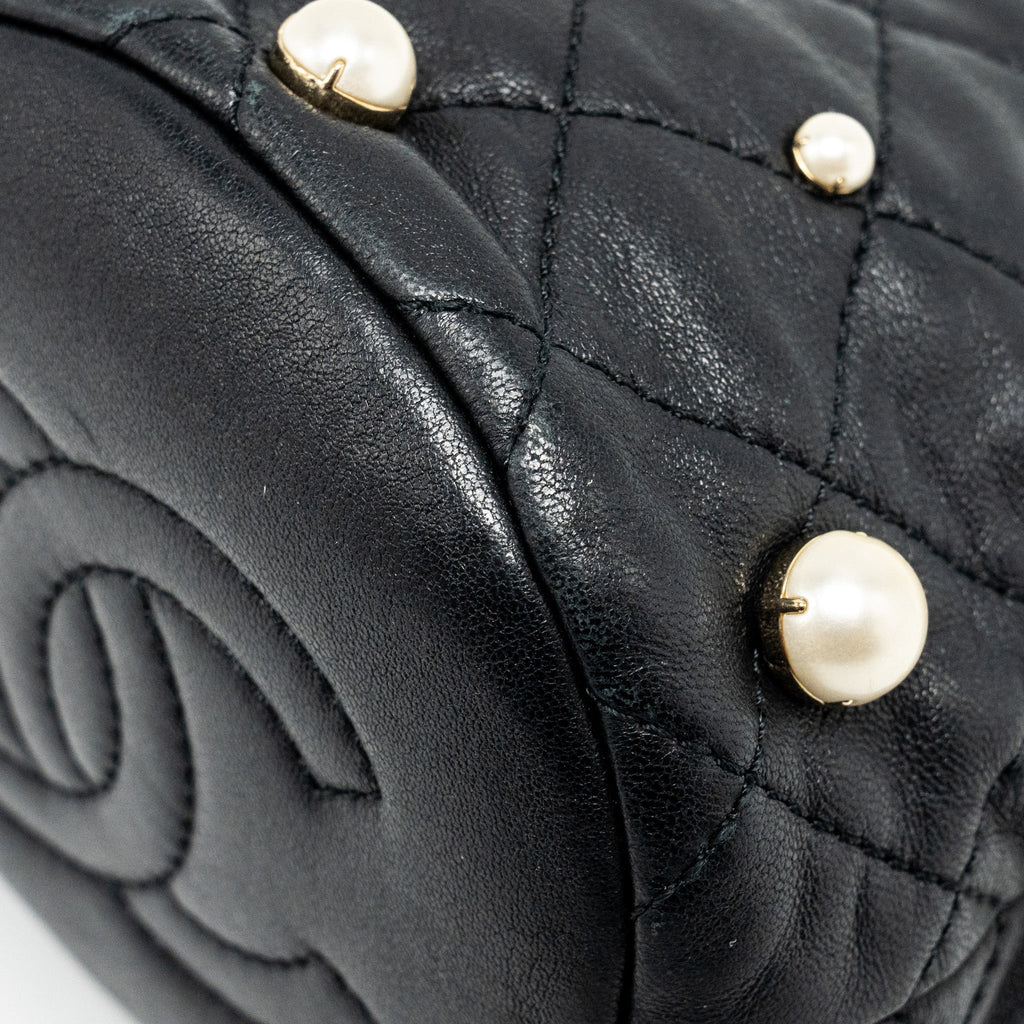 CHANEL 21S Quilted Mini About Pearls Bucket Bag Lambskin Black L