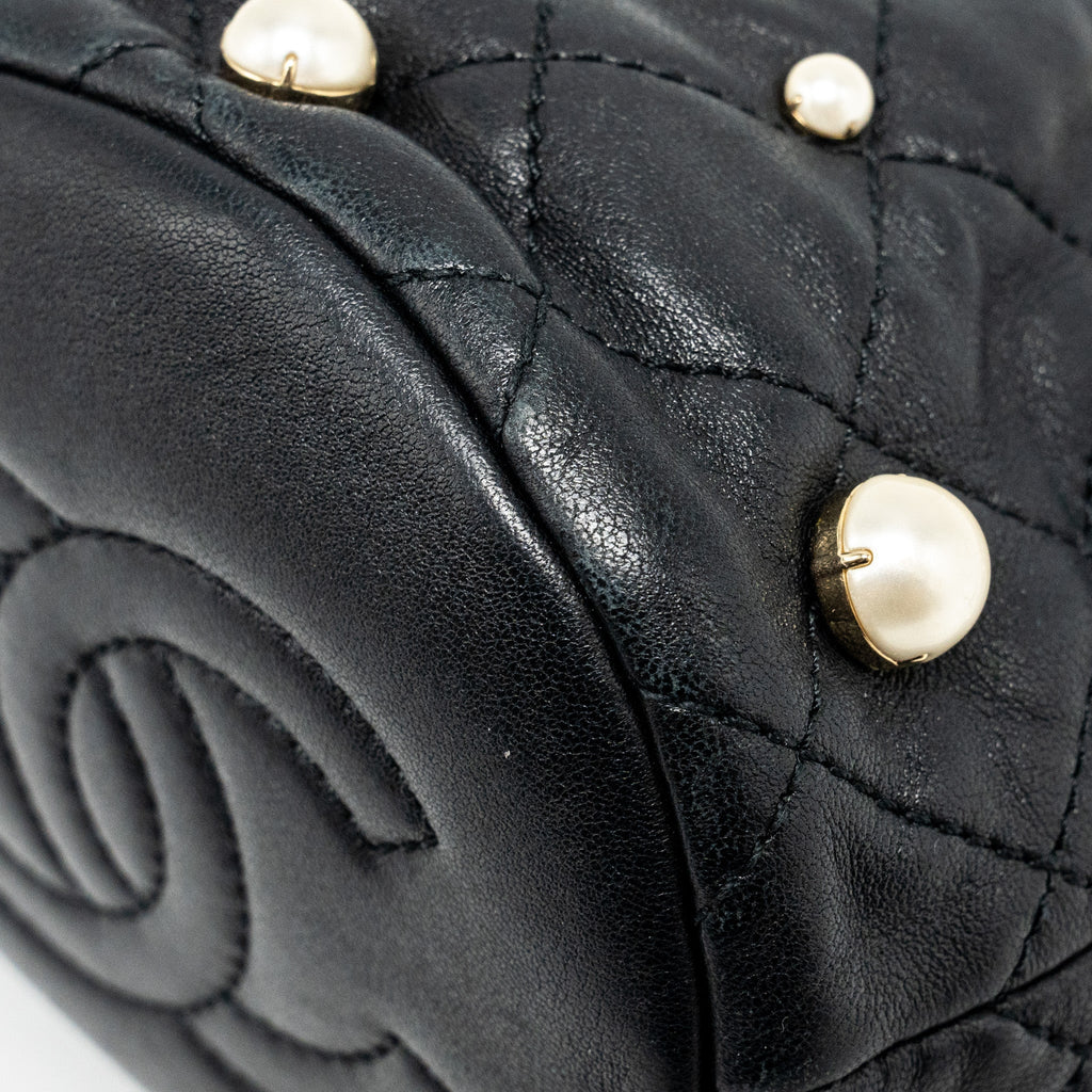 CHANEL 21S Quilted Mini About Pearls Bucket Bag Lambskin Black L