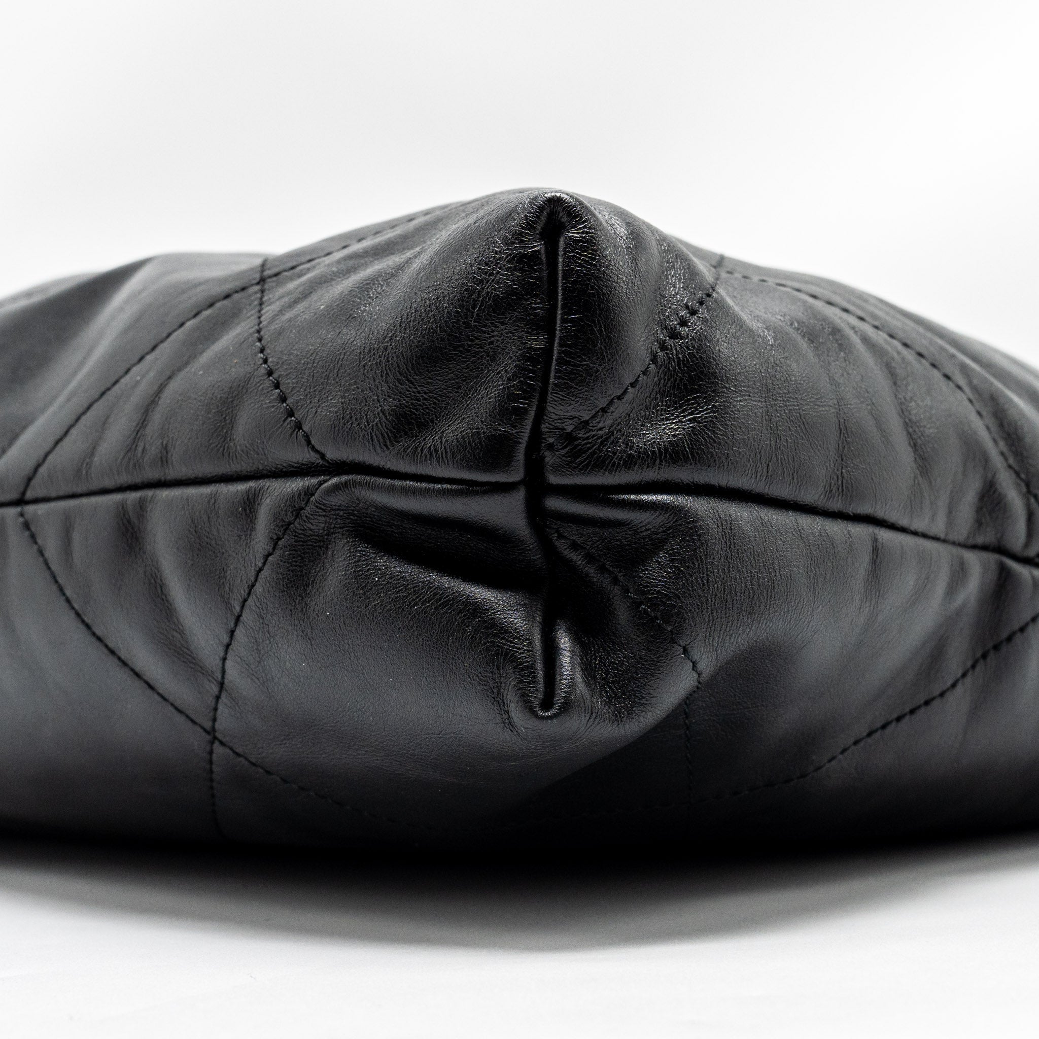 Chanel medium 22 bag Calfskin Black  (Microchip)