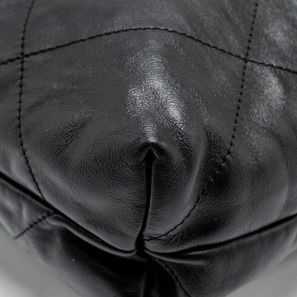 Chanel medium 22 bag Calfskin Black  (Microchip)