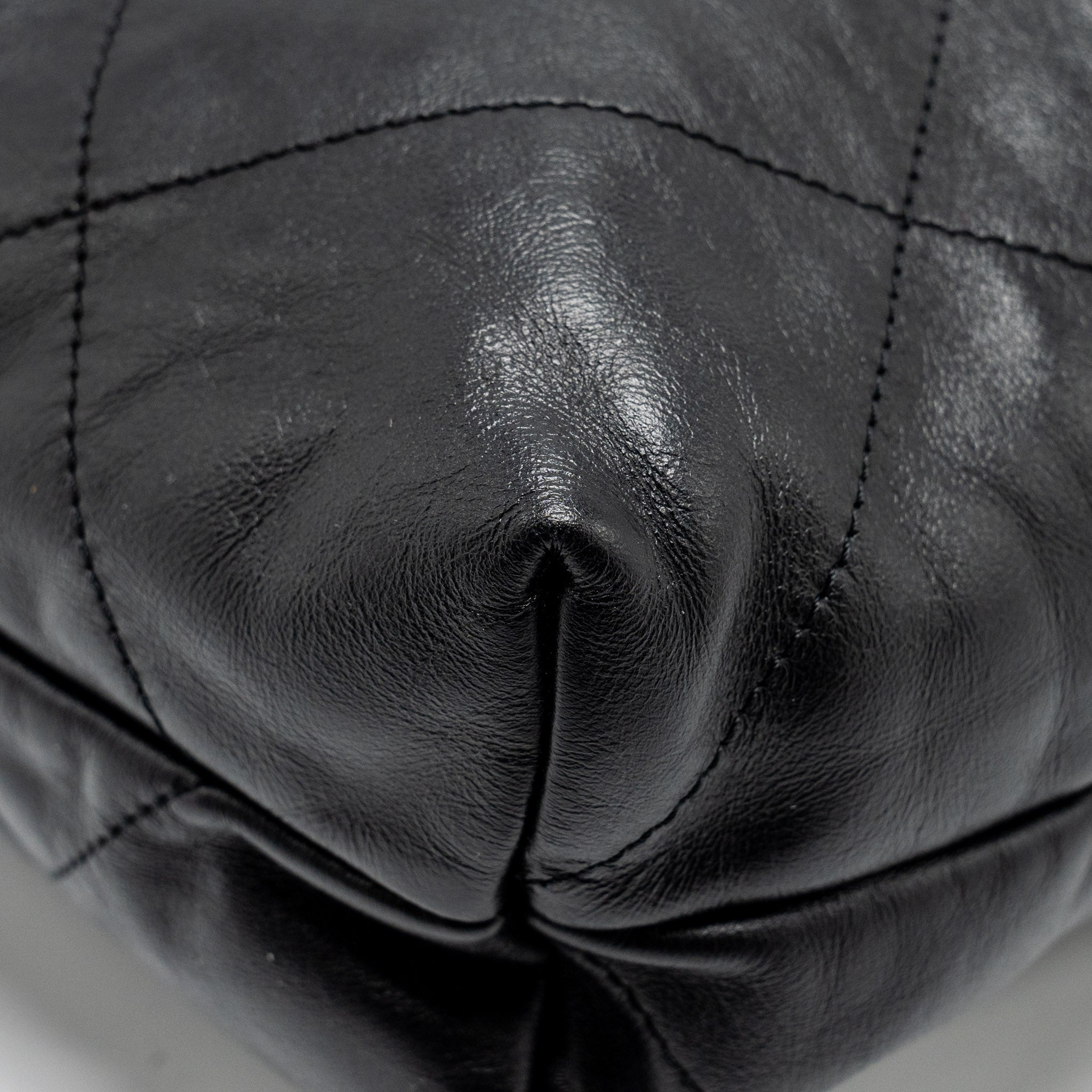 Chanel medium 22 bag Calfskin Black  (Microchip)