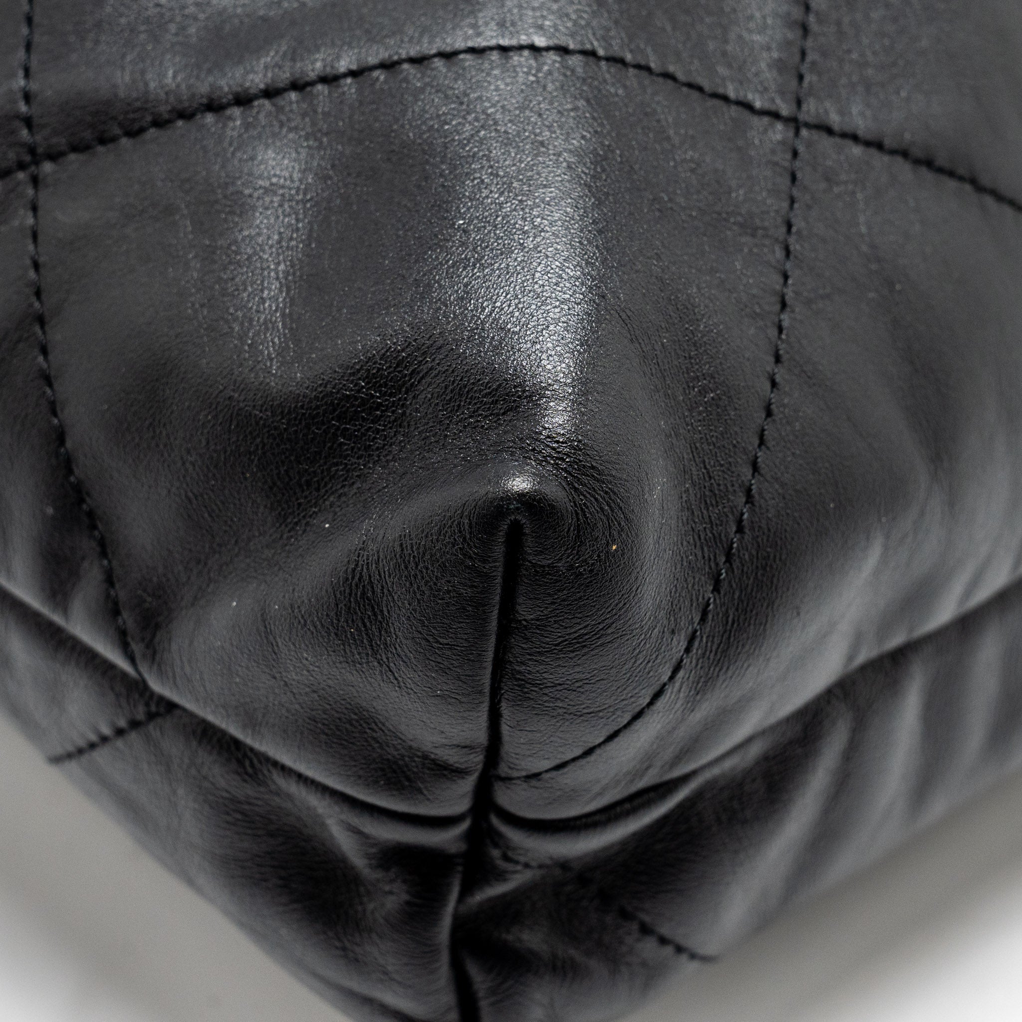Chanel medium 22 bag Calfskin Black  (Microchip)