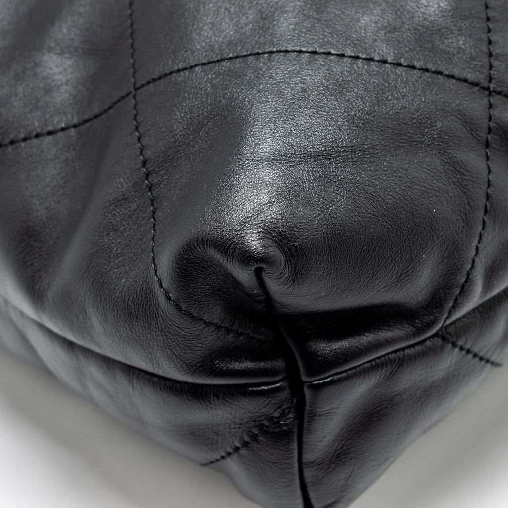 Chanel medium 22 bag Calfskin Black  (Microchip)