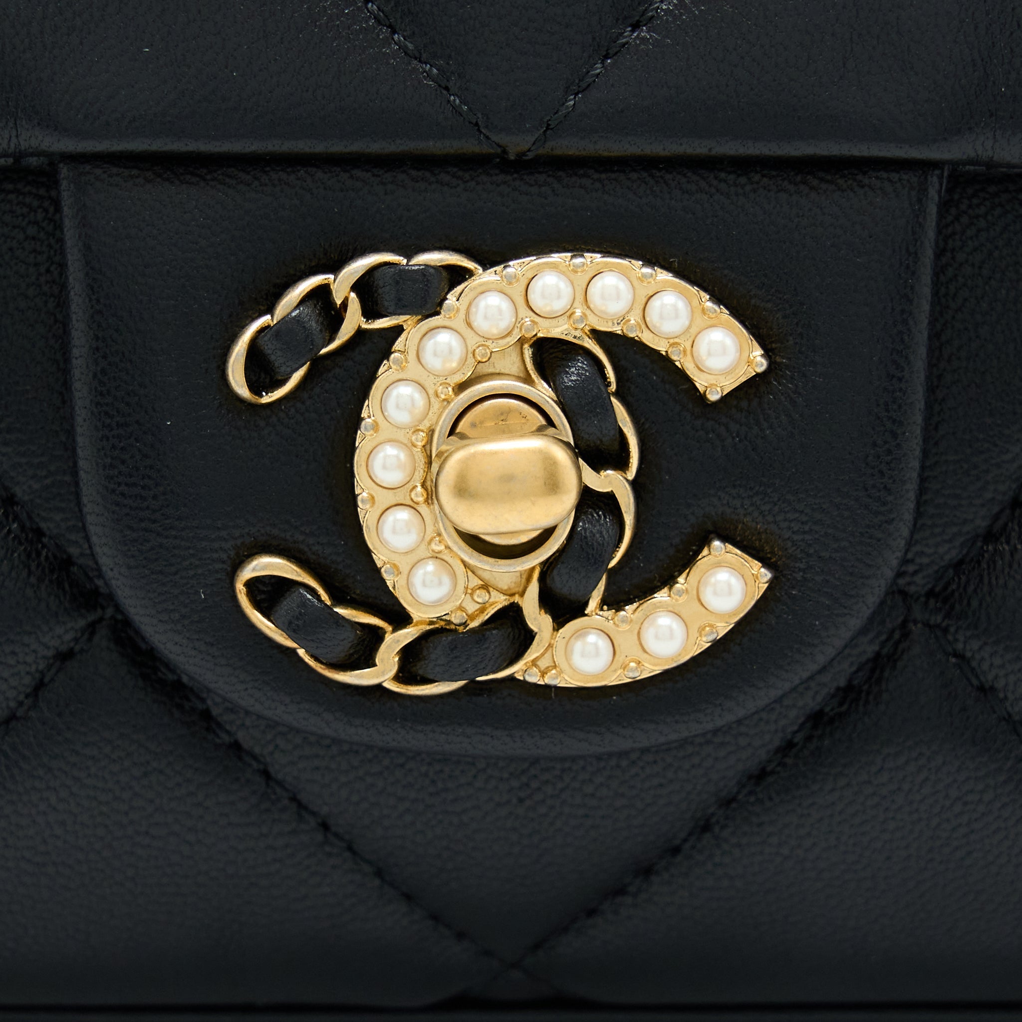 Chanel 21A Quilted Detailed Logo Flap Bag Lambskin Black  (Microchip)
