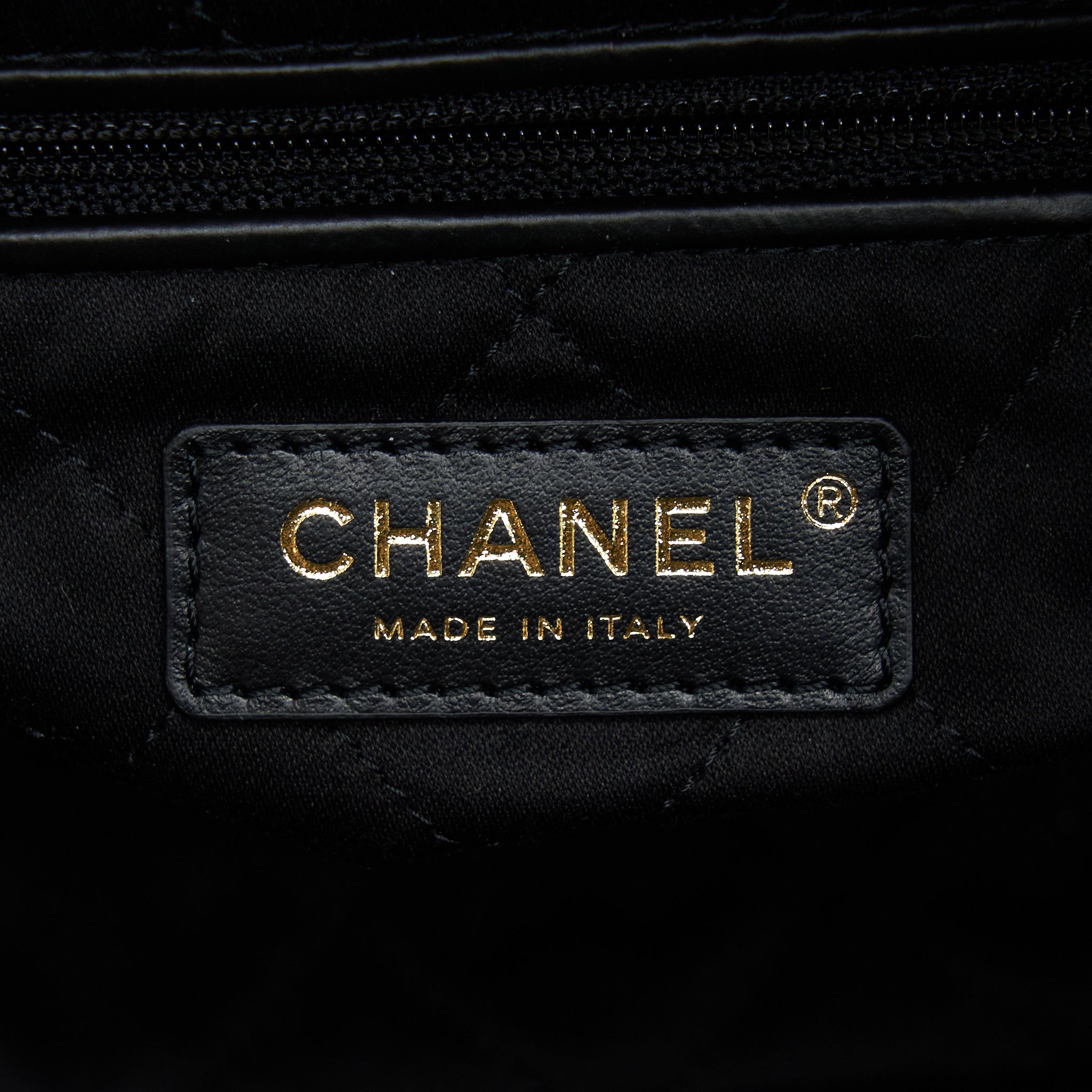 Chanel 22 Bag Medium Shiny Calfskin Black  (Microchip)