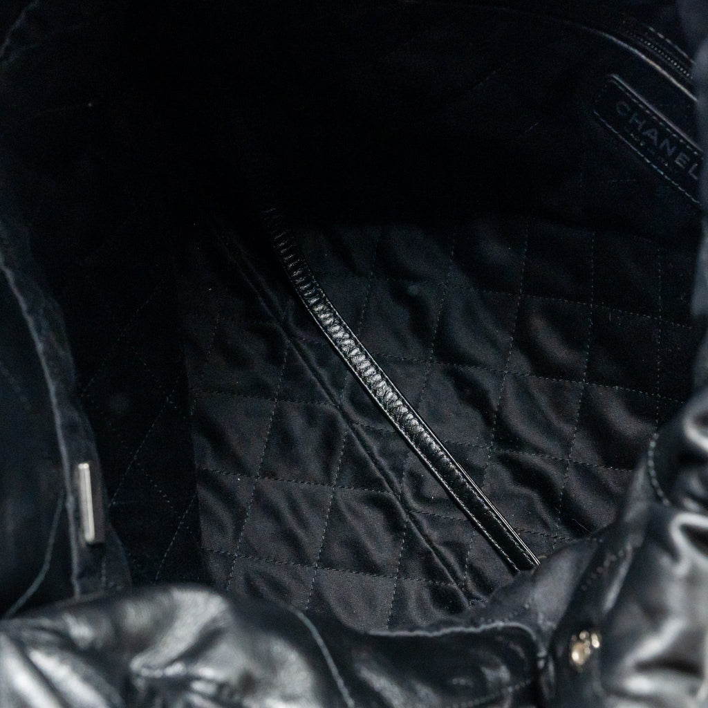 Chanel medium 22 bag Calfskin Black  (Microchip)