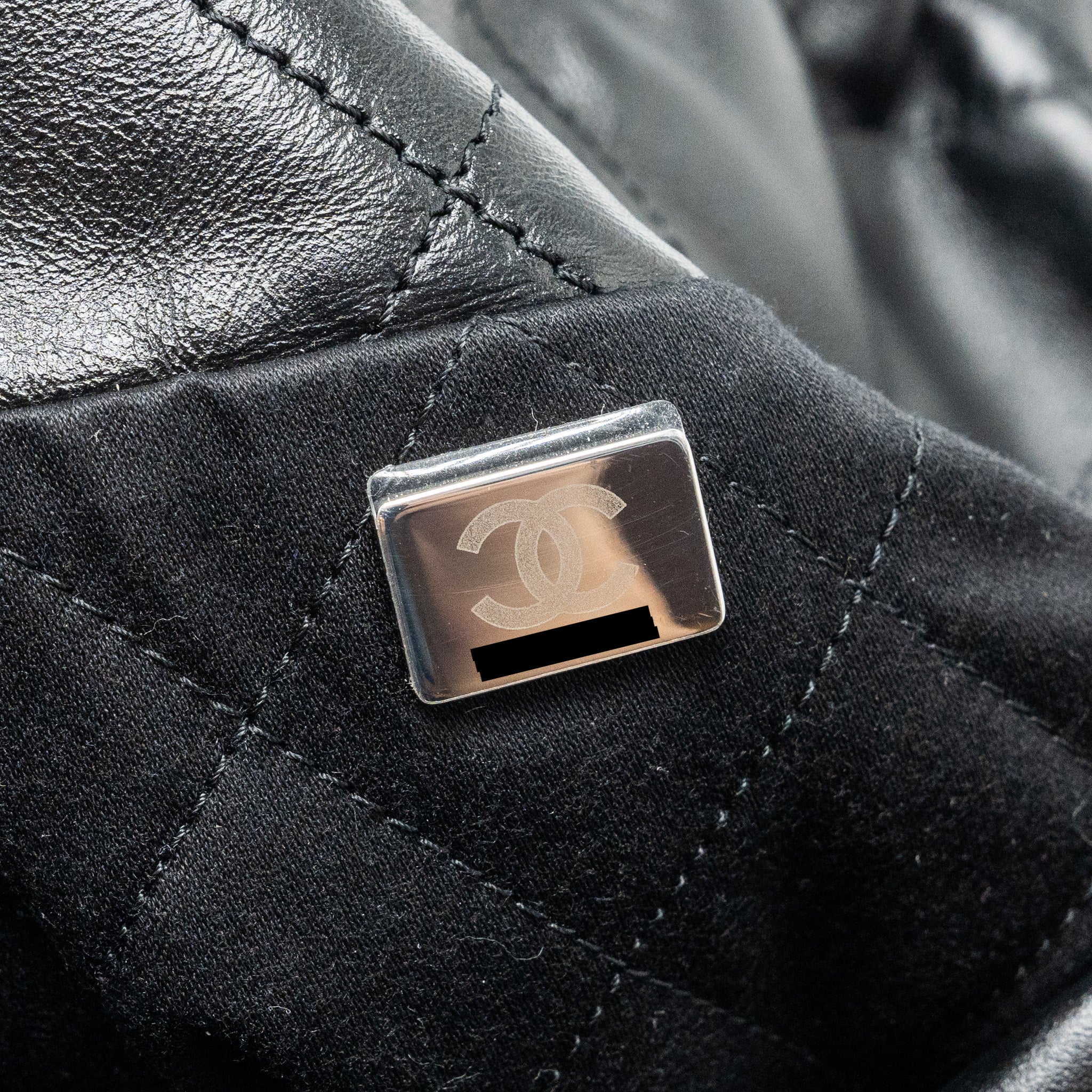 Chanel medium 22 bag Calfskin Black  (Microchip)