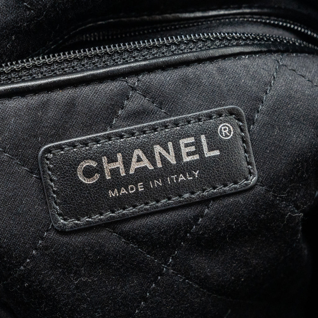 Chanel medium 22 bag Calfskin Black  (Microchip)