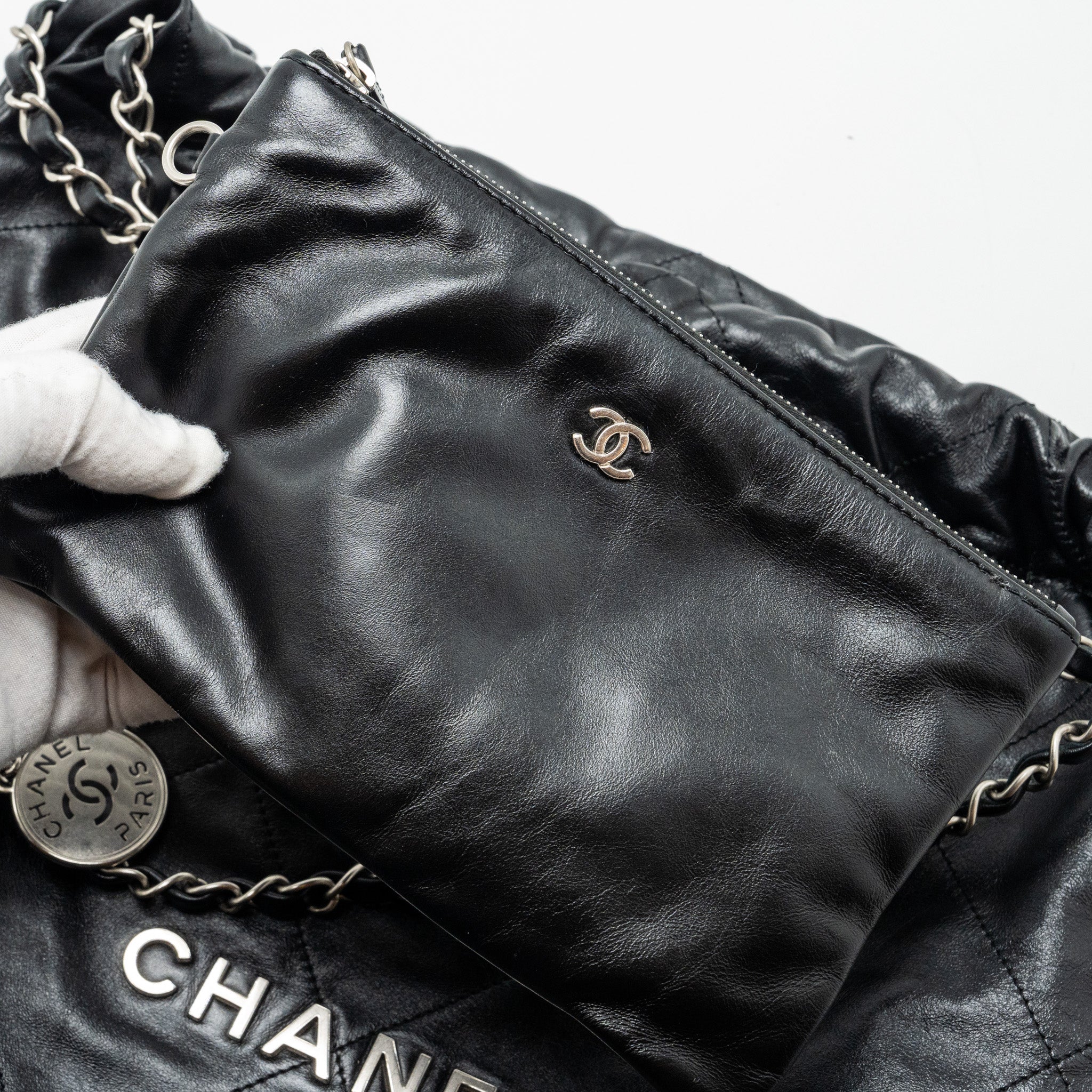 Chanel medium 22 bag Calfskin Black  (Microchip)