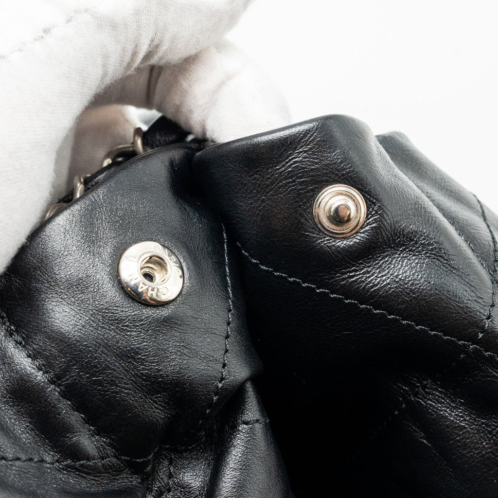 Chanel medium 22 bag Calfskin Black  (Microchip)