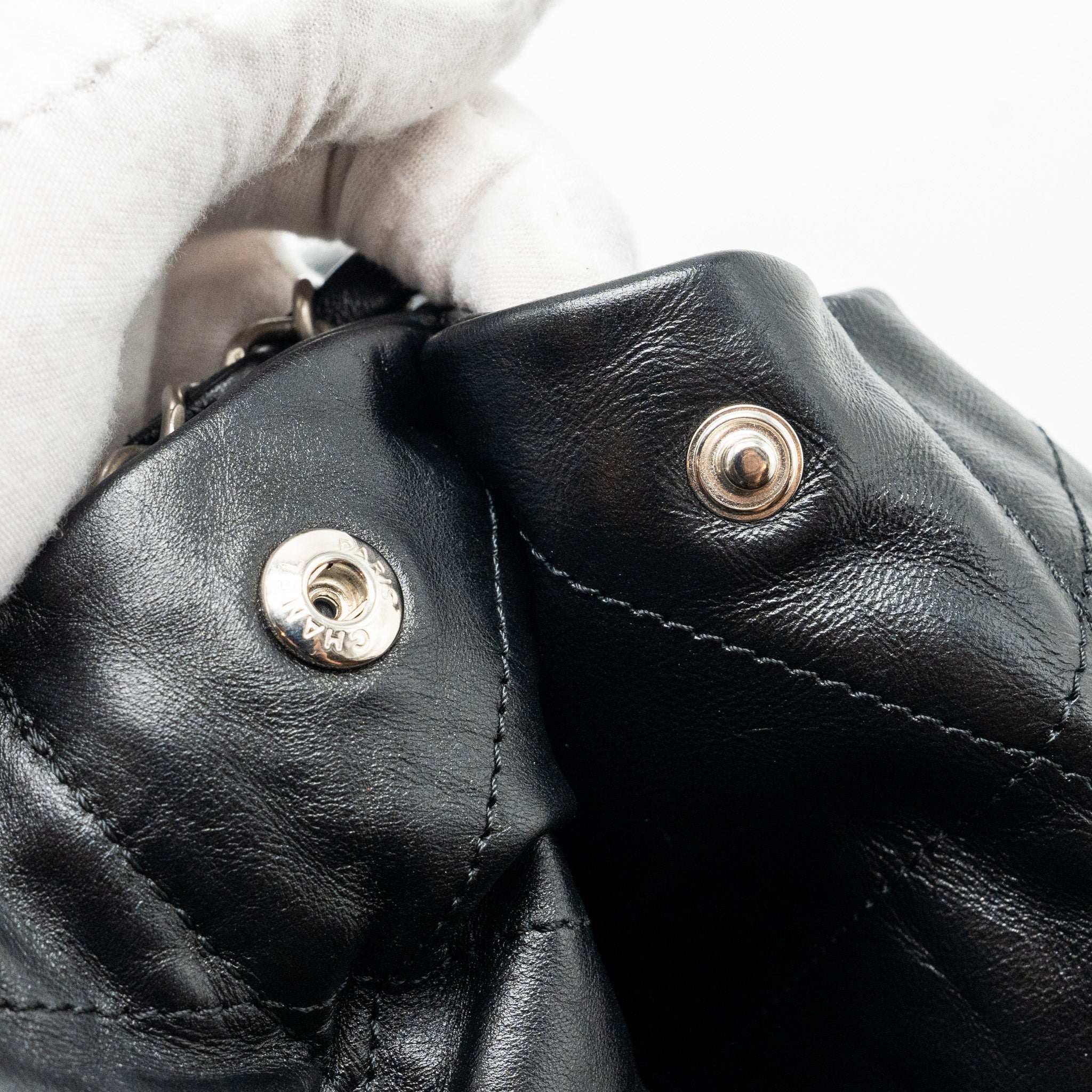 Chanel medium 22 bag Calfskin Black  (Microchip)