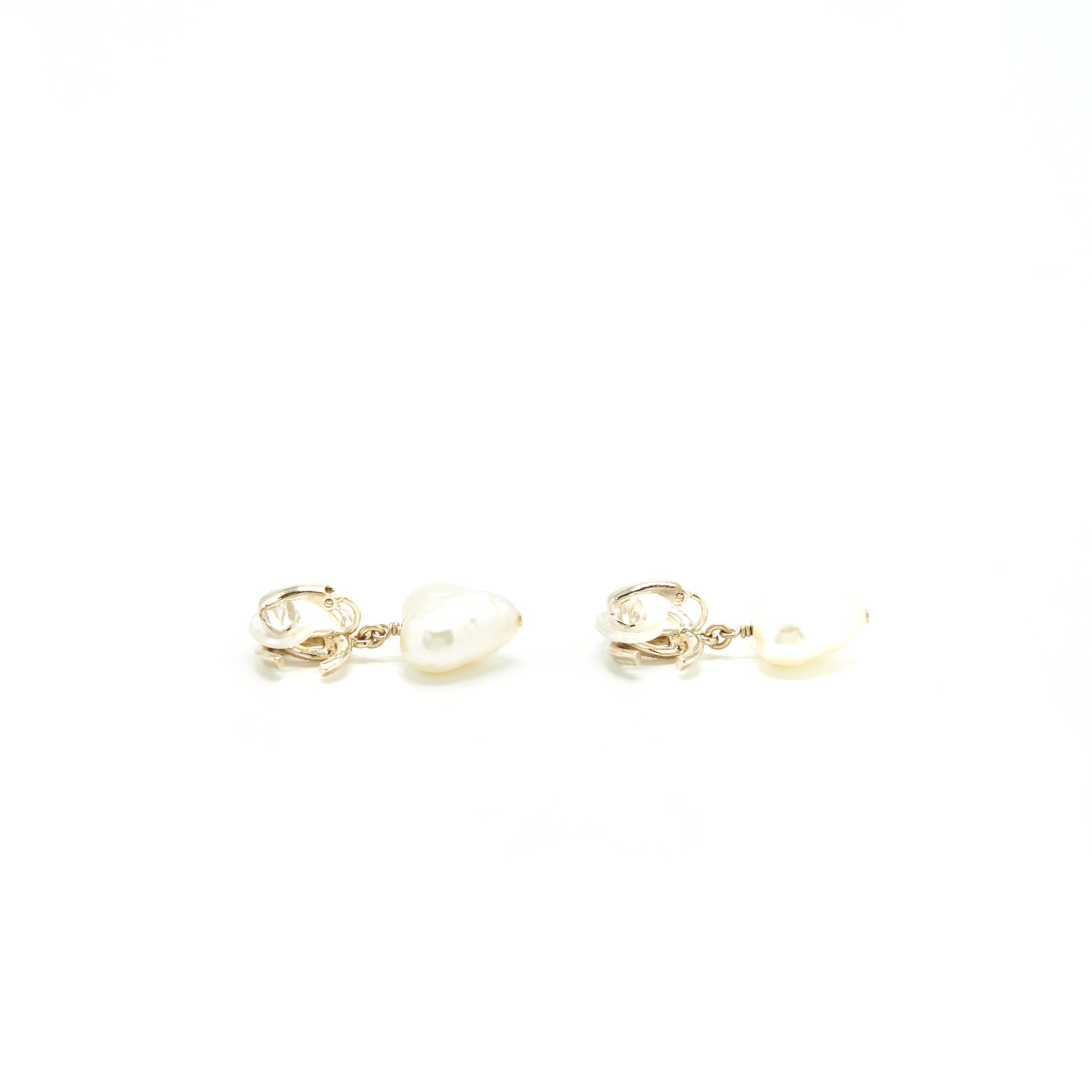 Chanel CC And Heart Earclips L