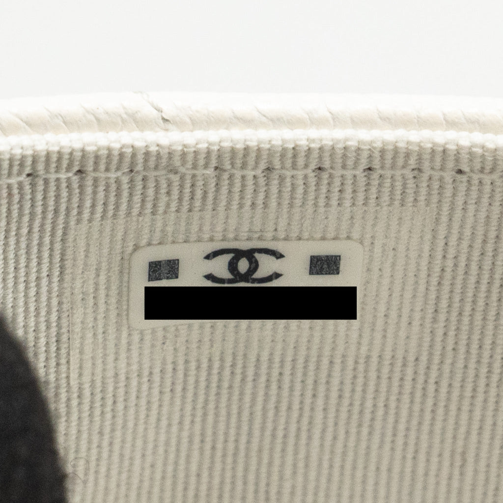 Chanel Classic Flap Card Holder Caviar White L (microchip)