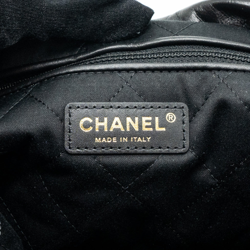 Chanel medium 22 bag shiny calfskin black  (Microchip)