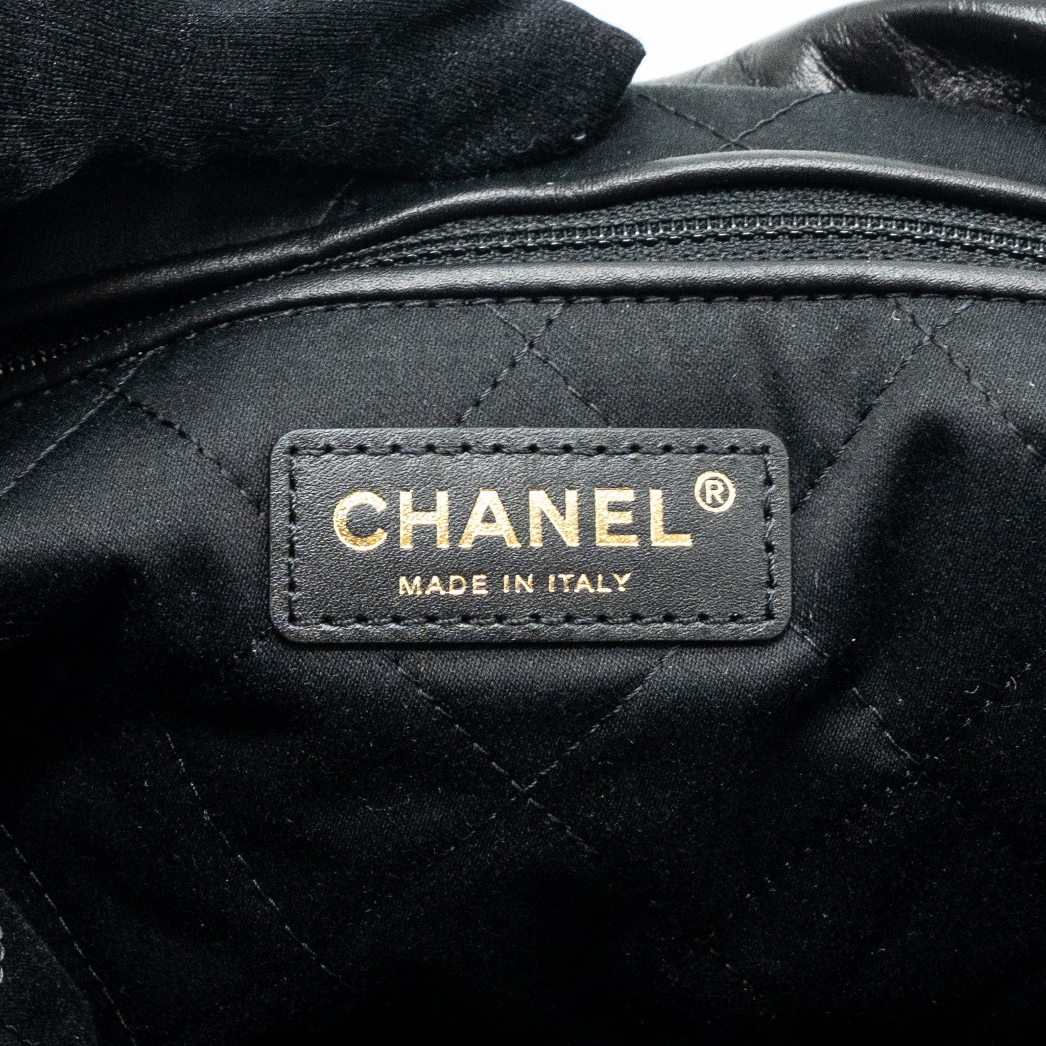 Chanel medium 22 bag shiny calfskin black  (Microchip)