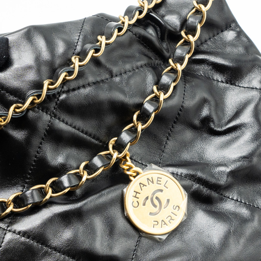 Chanel medium 22 bag shiny calfskin black  (Microchip)