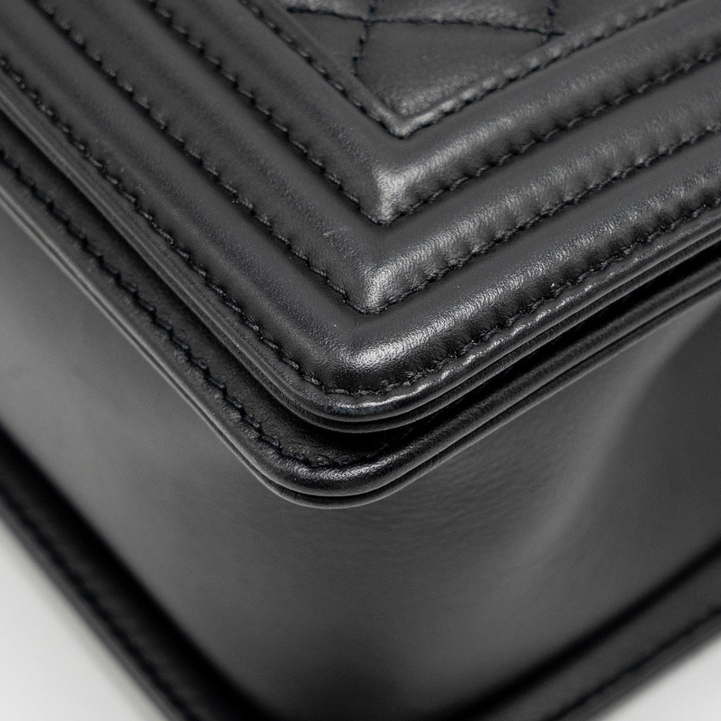 Chanel Medium boy Bag Calfskin Black  (microchip)