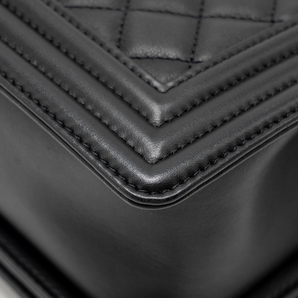 Chanel Medium boy Bag Calfskin Black  (microchip)
