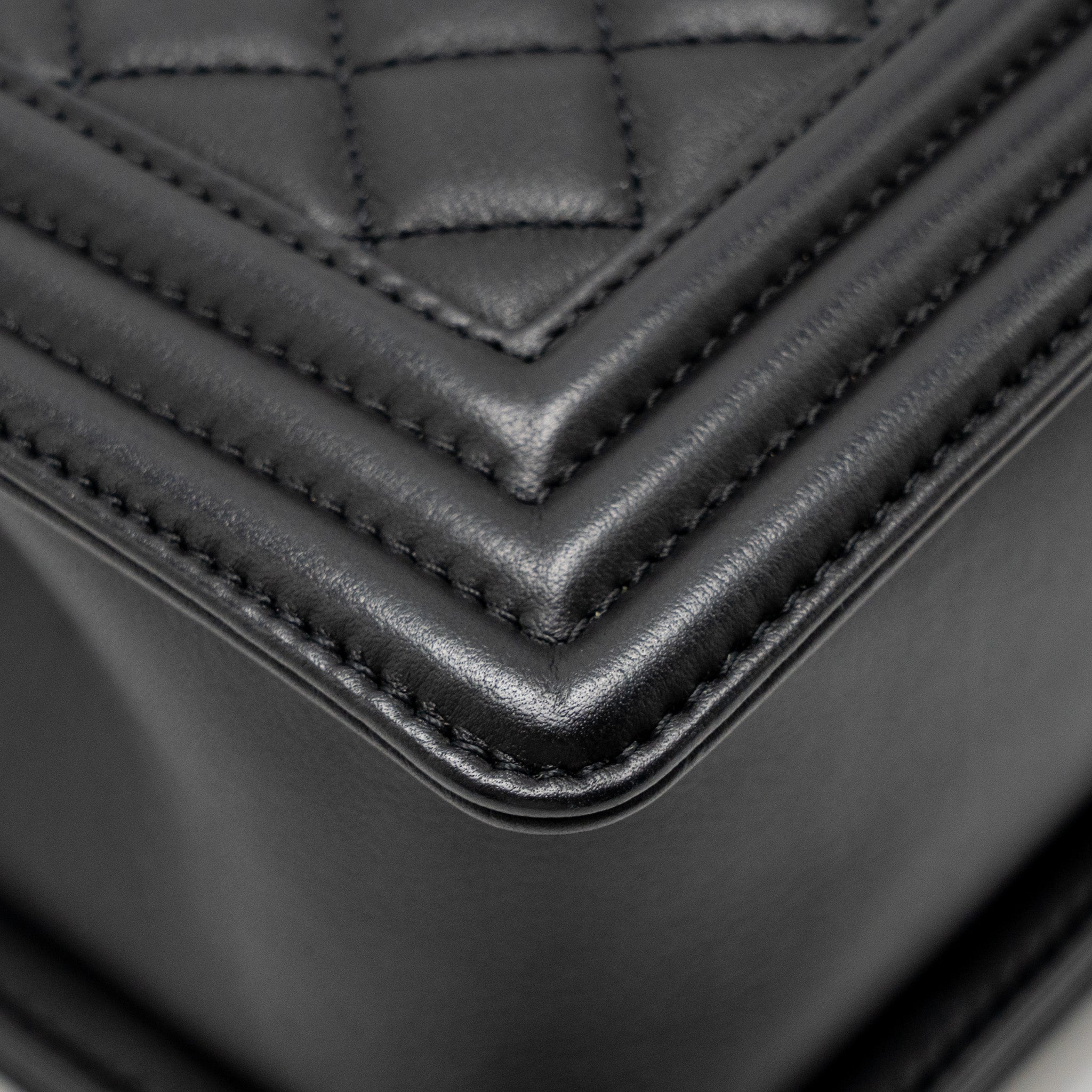 Chanel Medium boy Bag Calfskin Black  (microchip)