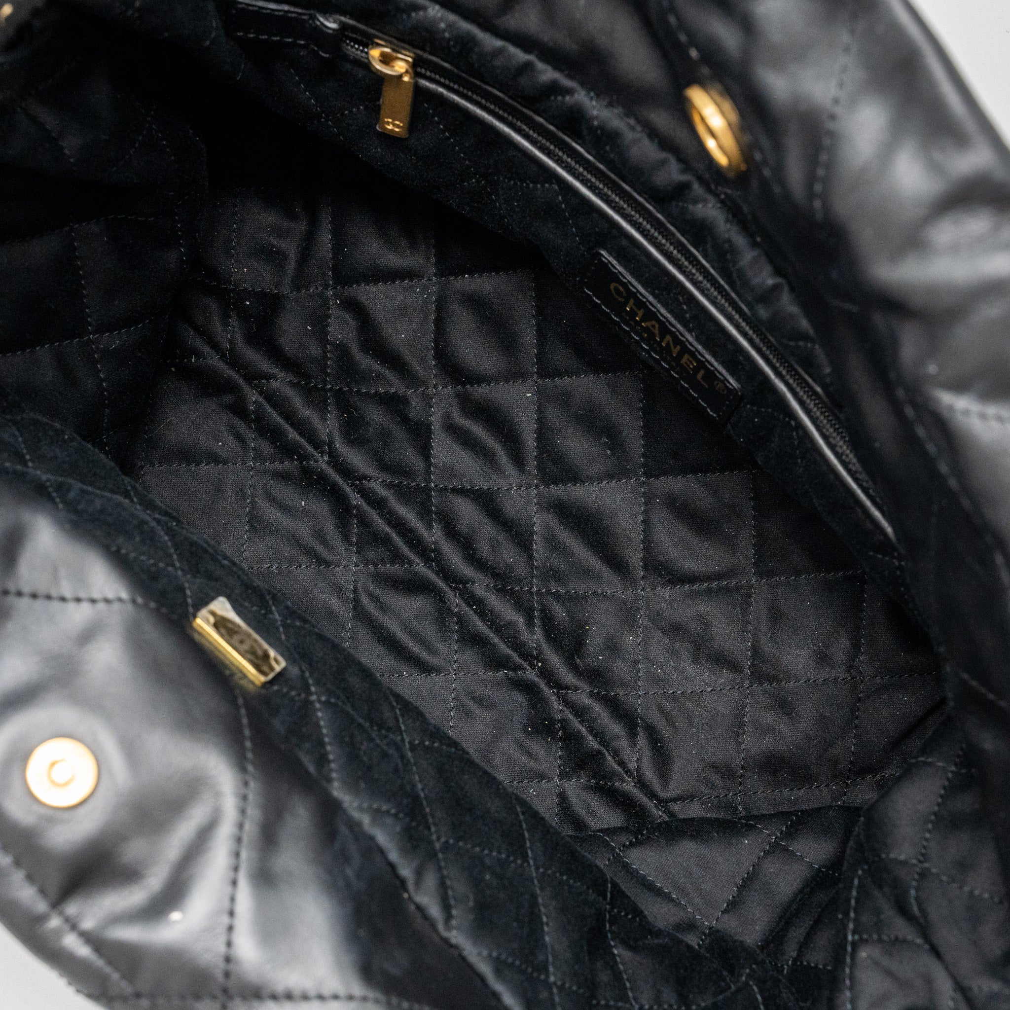 Chanel medium 22 bag calfskin black  (microchip)
