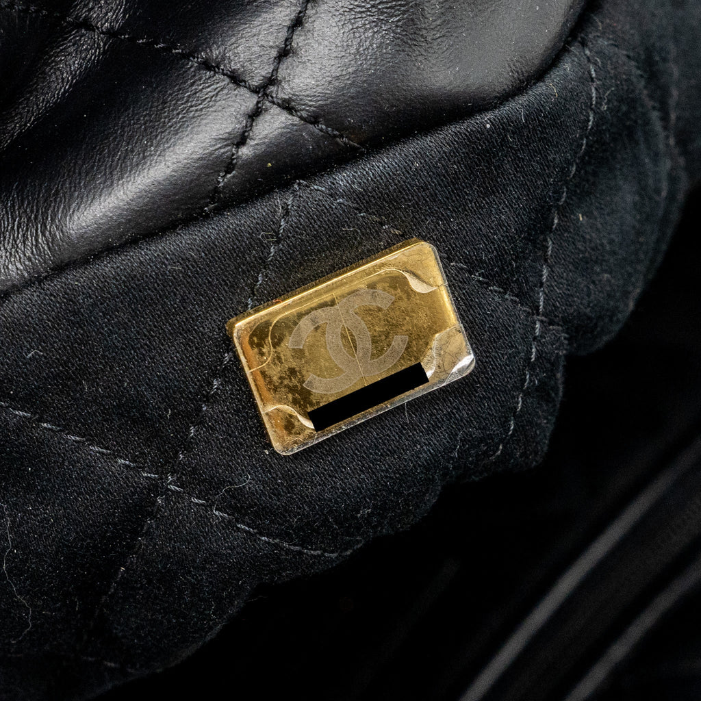 Chanel medium 22 bag calfskin black  (microchip)