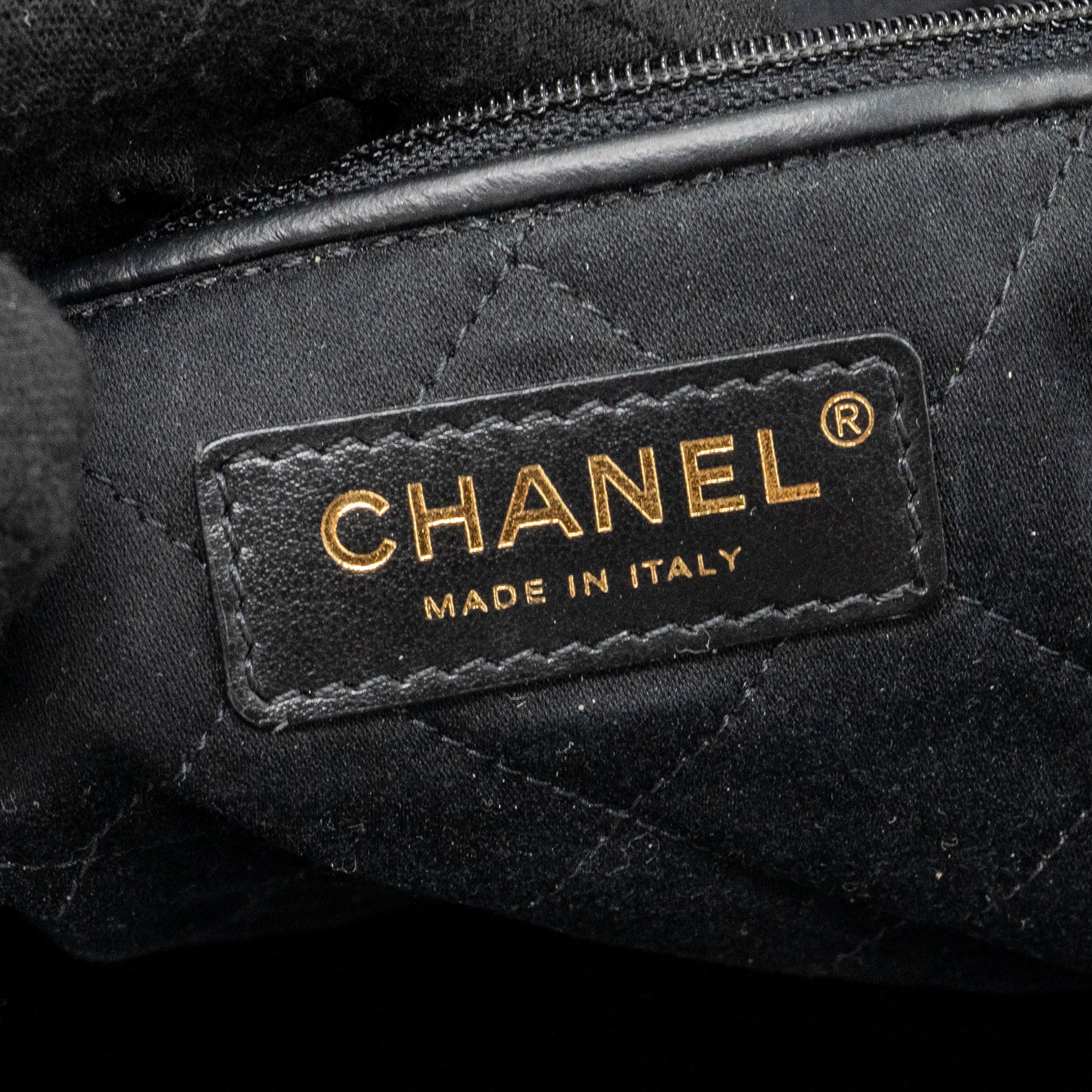 Chanel medium 22 bag calfskin black  (microchip)