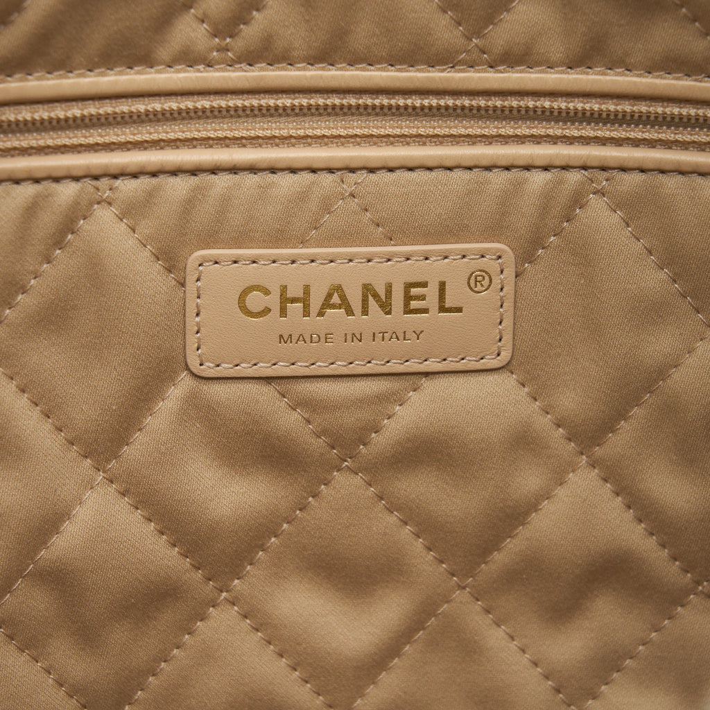 Chanel Medium 22 Bag Shiny Calfskin White