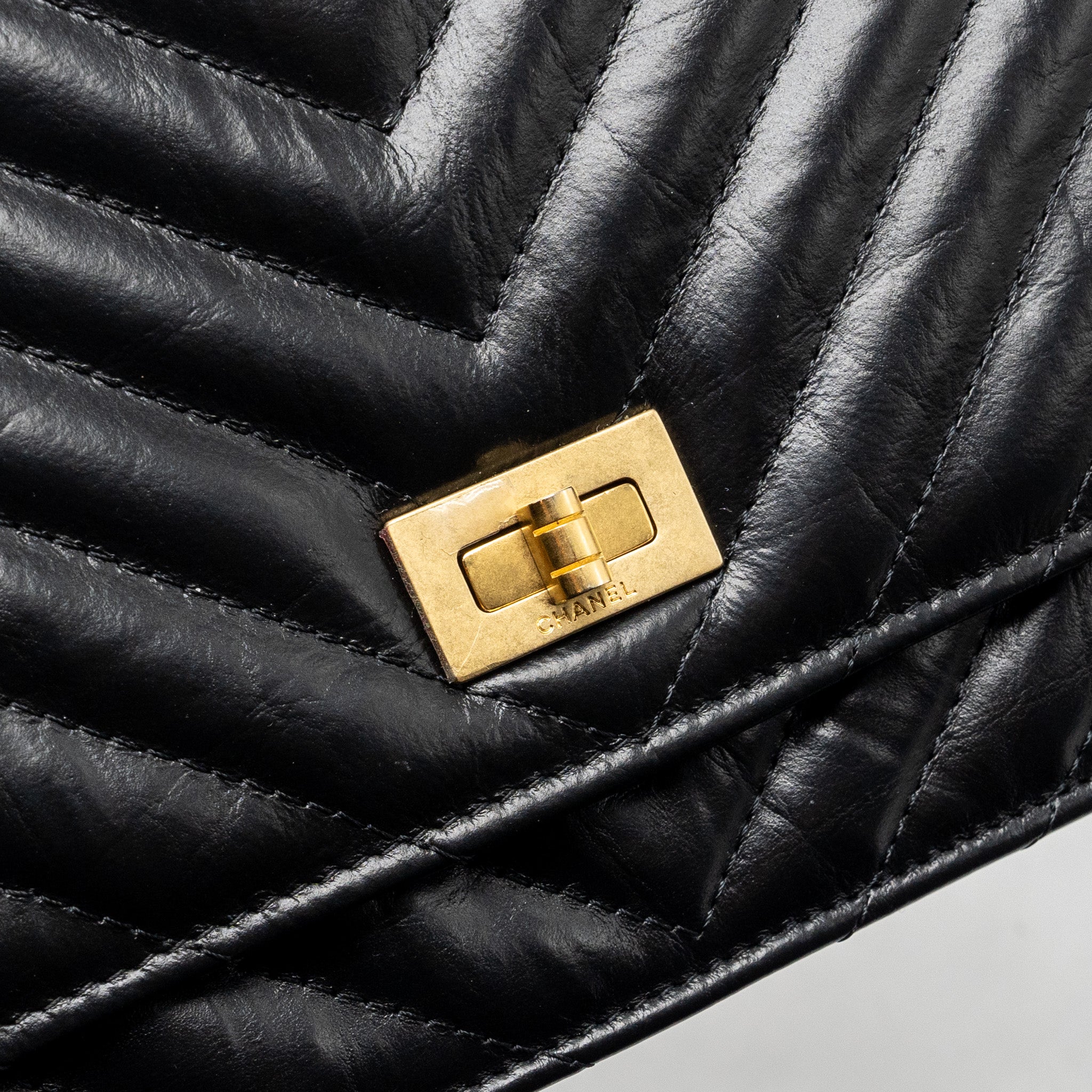 Chanel Chevron 2.55 reissue wallet on Chain aged calfskin black  (microchip)