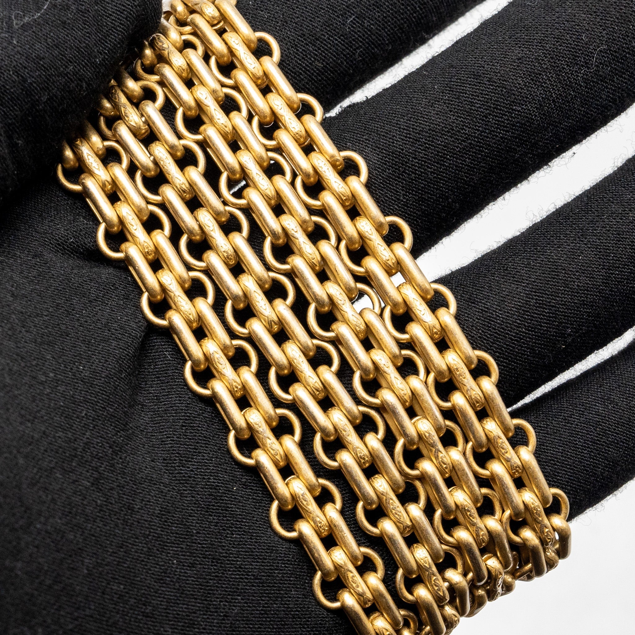 Chanel Chevron 2.55 reissue wallet on Chain aged calfskin black  (microchip)