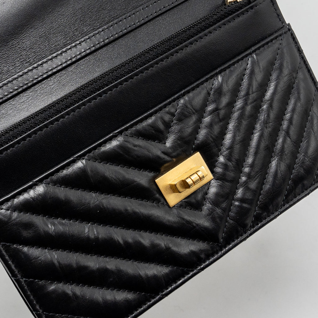 Chanel Chevron 2.55 reissue wallet on Chain aged calfskin black  (microchip)